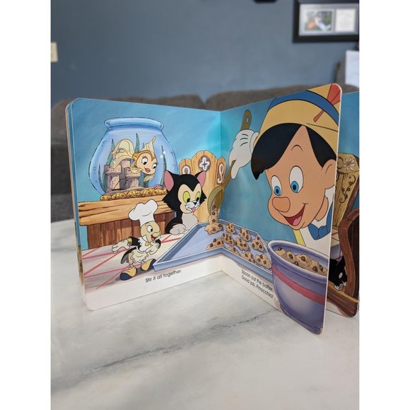 Vintage Walt Disney Let's Bake Cookies, Pinocchio! Card Book - Picture 3 of 5